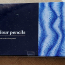 Holder på å teste disse blyantene, siden butikken anbefalte de.De sa de er "kvalitet" osv.Vel, ja, de er god kvalitet, men ikke like bra som de Faber-Castell blyantene.Forskjellene er muligens avhengig av hvordan du bruker de, men Faber-Castell er bedre malt. Det vil si at med Kreatima så dukker det opp sporadiske harde biter som kan ripe papiret.Utover dette så er Faber-Castell bedre å dekke papiret. Altså den smitter bedre.Kreatima har derimot en veldig bra måte å legge seg opp på seg selv... men ikke tro den går lysere, det gjør det ikke.Resultatet av testen kommer snart. 😉