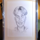 Portrett av Noah:<br />Omtrent samme prosedyre som med hunde tegningen.<br />Forskjellen her er egentlig at i mostsetning til Polychrome blyanter, brukte jeg vanlige blyant. "Problemet" er da at blyet smitter ganske lett, så jeg legger alltid et stykke papir opp på der hvor hånden blir liggende for å jobbe.<br />For å plassere ansikts deler omtrentlig riktig har jeg en liten uvane at jeg starter på høyre side... Siden det er så mange år siden jeg har gjort dette er det kun for å starte så enkelt som mulig for å sikre plassering fra starten.<br /><br />Innrammingen ble gjort av Artwork AS av Marthe, som gjorde en fantastisk jobb.<br />Tusen takk.