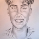 Portrett av Noah:<br />Omtrent samme prosedyre som med hunde tegningen.<br />Forskjellen her er egentlig at i mostsetning til Polychrome blyanter, brukte jeg vanlige blyant. "Problemet" er da at blyet smitter ganske lett, så jeg legger alltid et stykke papir opp på der hvor hånden blir liggende for å jobbe.<br />For å plassere ansikts deler omtrentlig riktig har jeg en liten uvane at jeg starter på høyre side... Siden det er så mange år siden jeg har gjort dette er det kun for å starte så enkelt som mulig for å sikre plassering fra starten.<br /><br />Innrammingen ble gjort av Artwork AS av Marthe, som gjorde en fantastisk jobb.<br />Tusen takk.